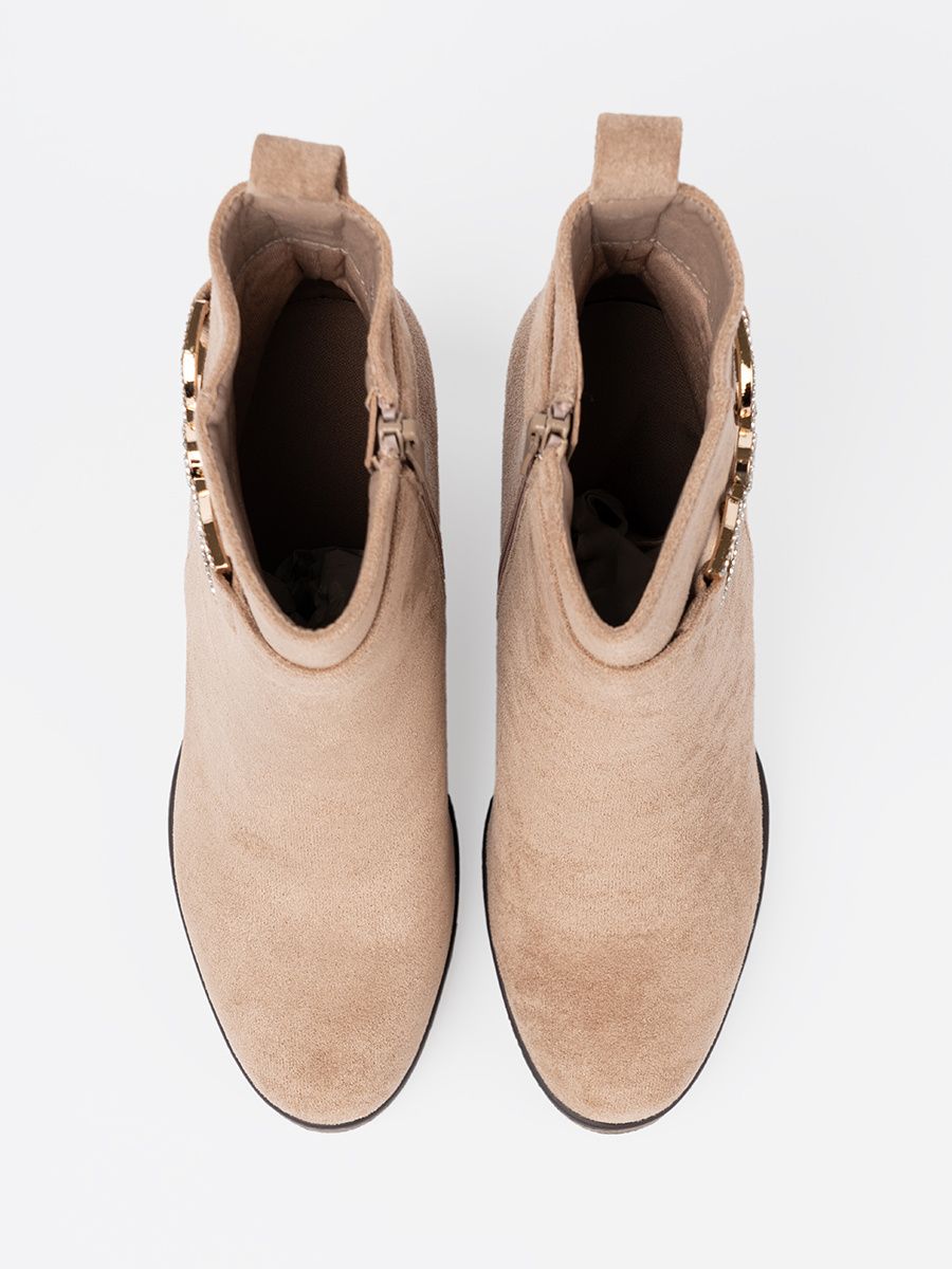 Béžové kotníkové kozačky s ozdobnou sponou