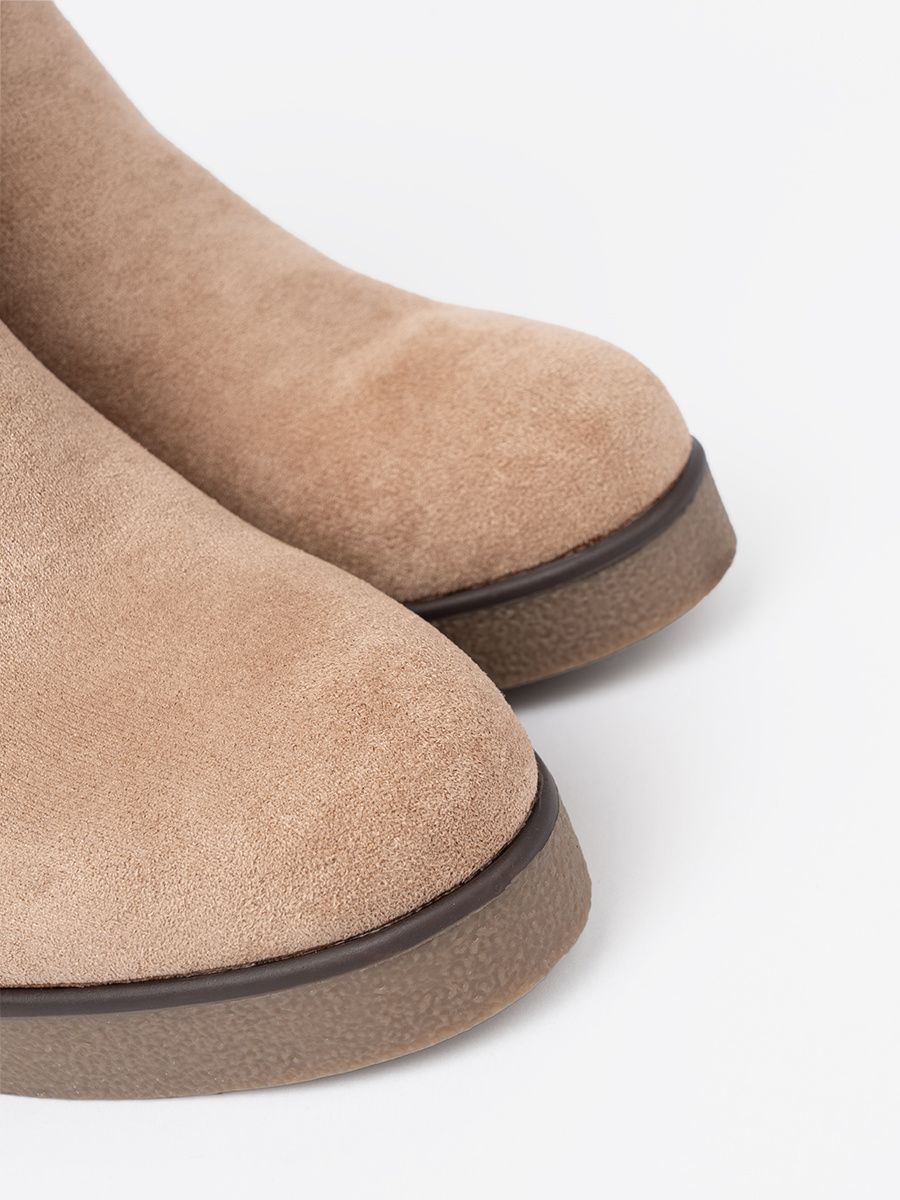 Béžové kotníkové kozačky s ozdobnou sponou