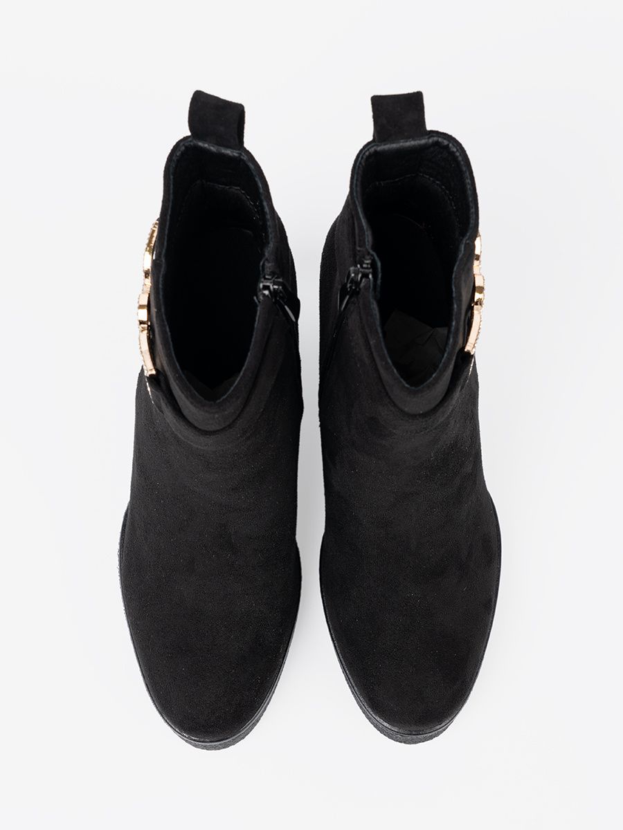Černé semišové kotníkové kozačky s elegantní sponou