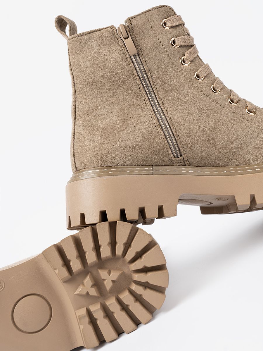 Béžové kotníkové boty se srdcem a hrubou podrážkou