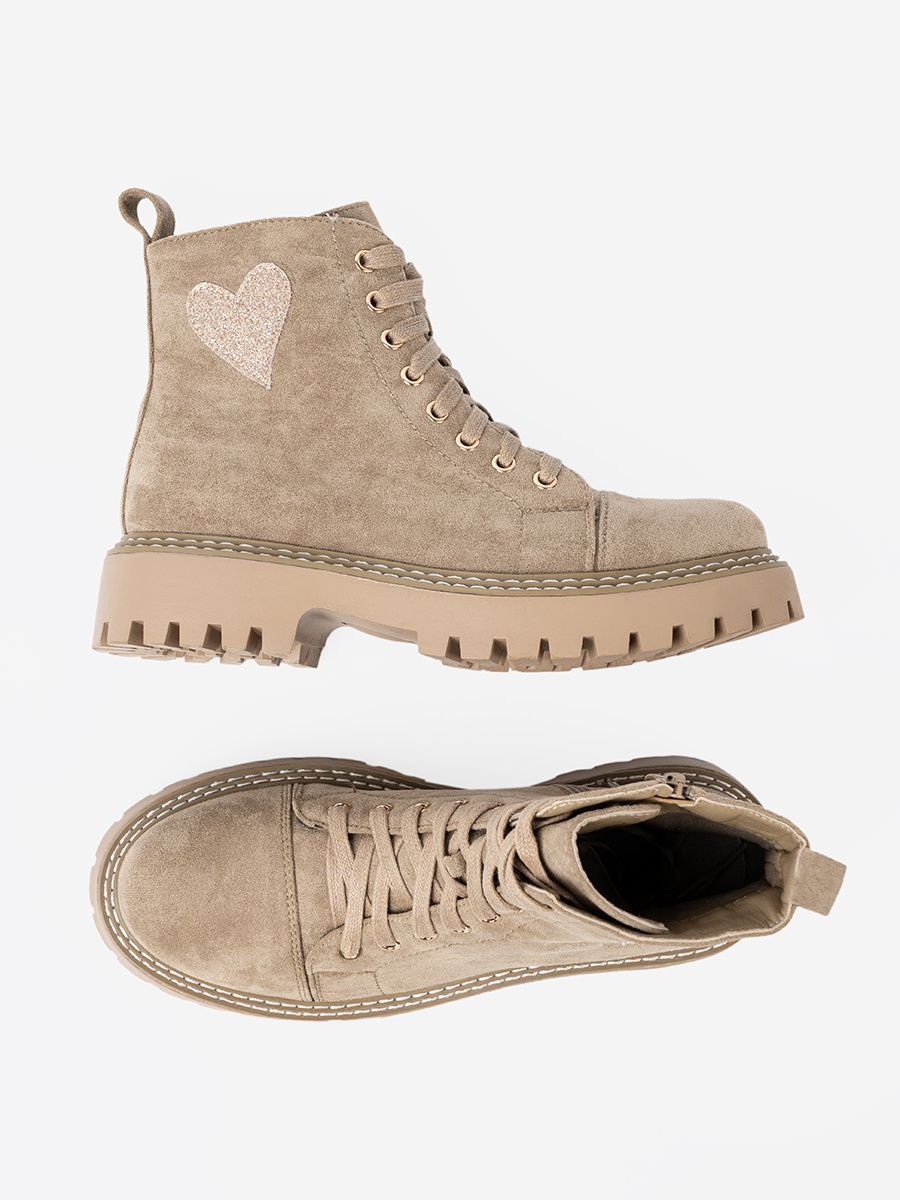 Béžové kotníkové boty se srdcem a hrubou podrážkou