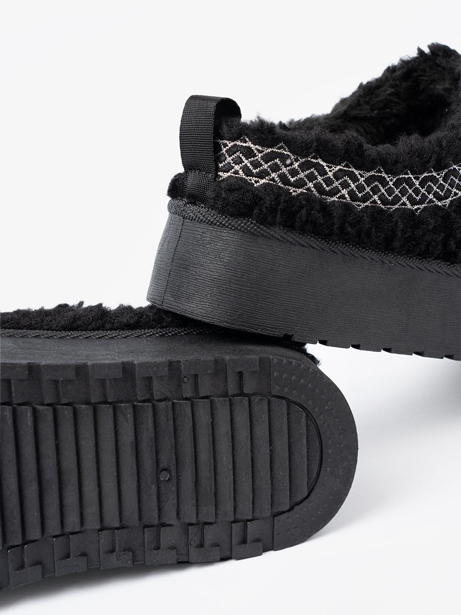 Černé papuče s ozdobným vyšíváním