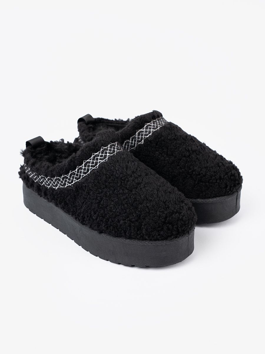 Černé papuče s ozdobným vyšíváním