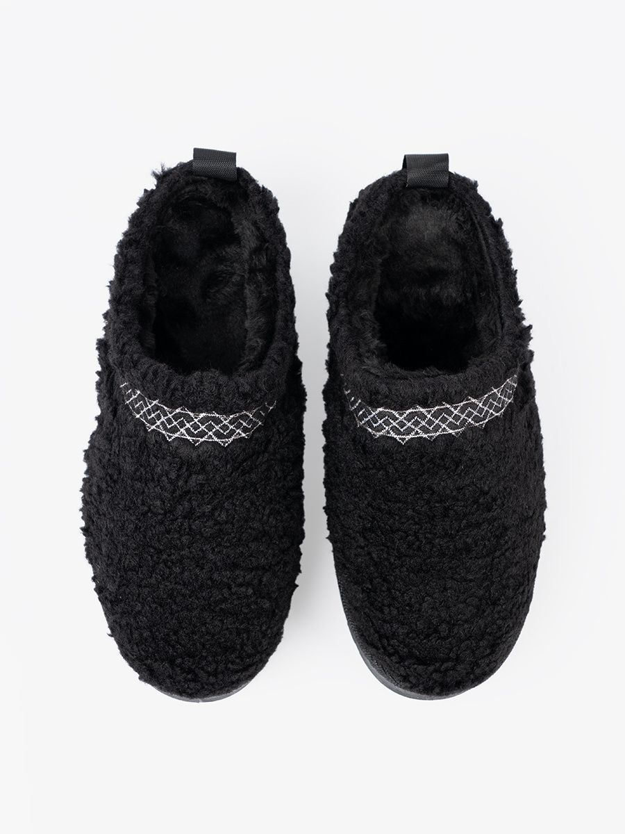 Černé papuče s ozdobným vyšíváním