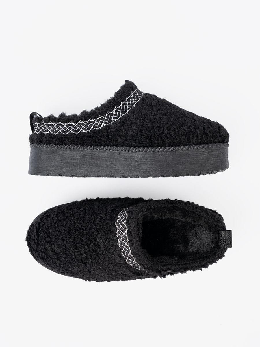 Černé papuče s ozdobným vyšíváním