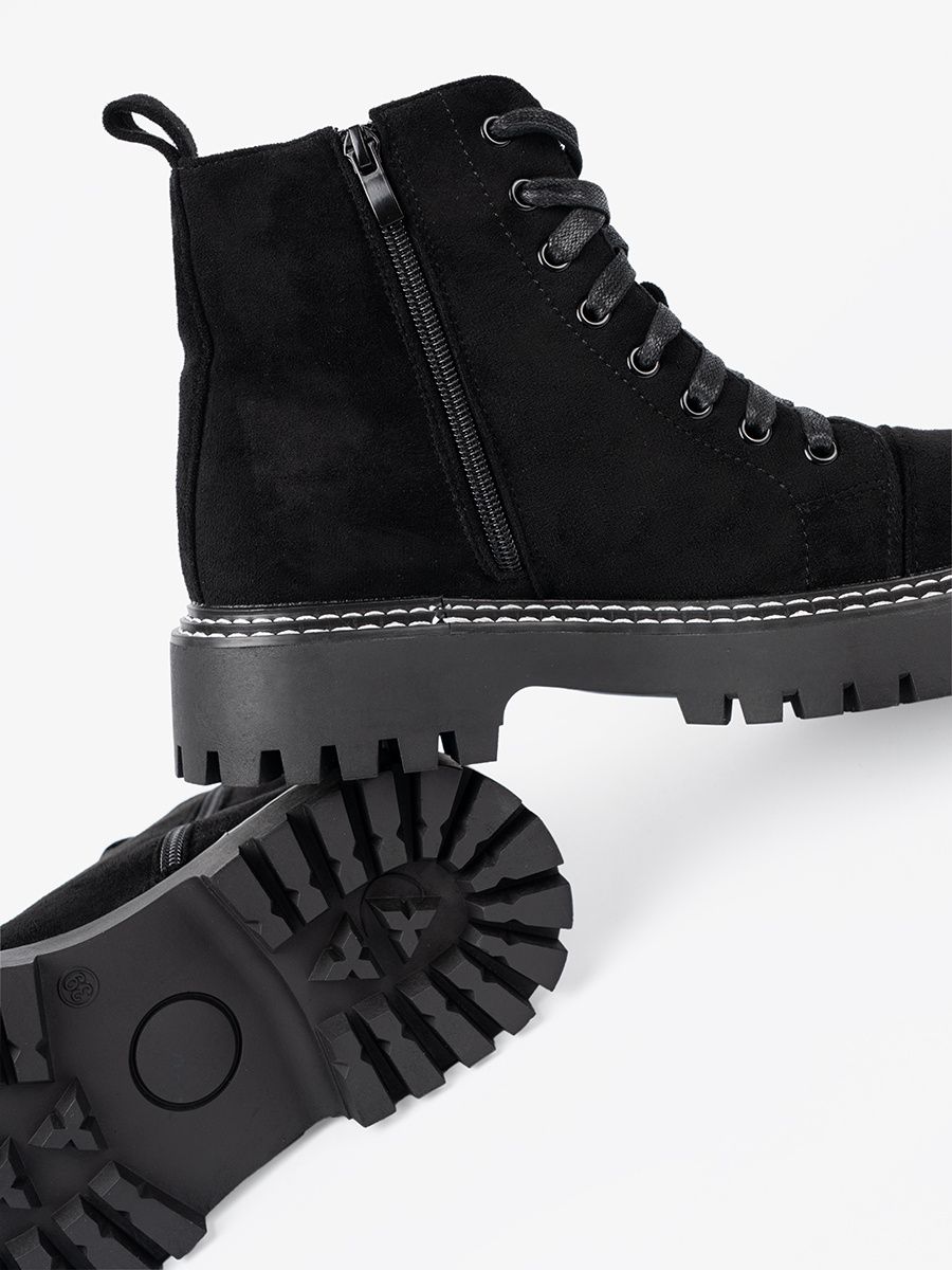 Černé šněrovací kotníkové boty s lesklým srdcem