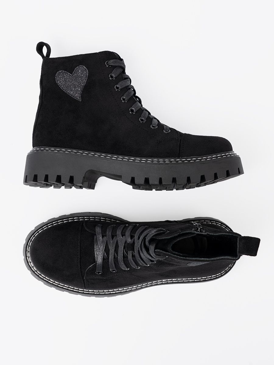 Černé šněrovací kotníkové boty s lesklým srdcem
