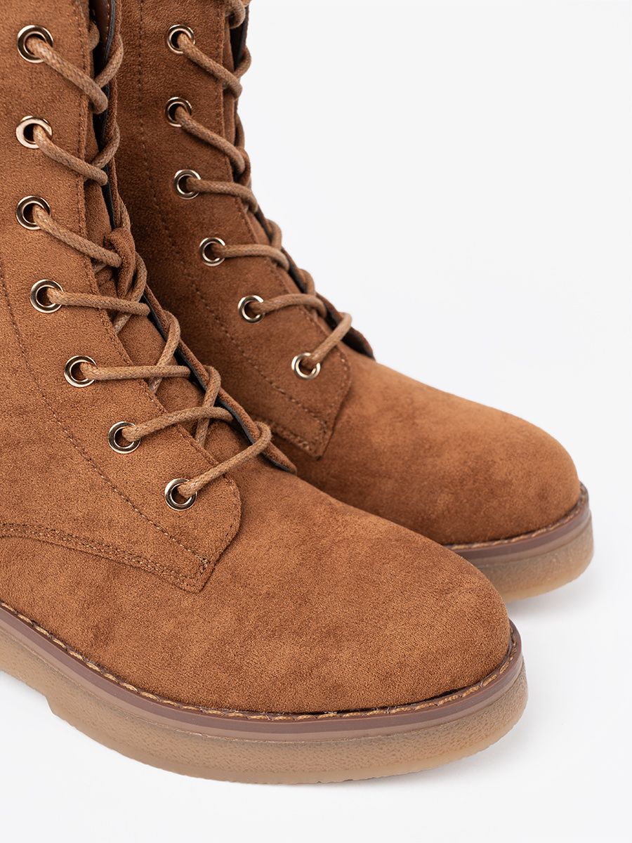 Stylové karamelové workery na ploché podrážce