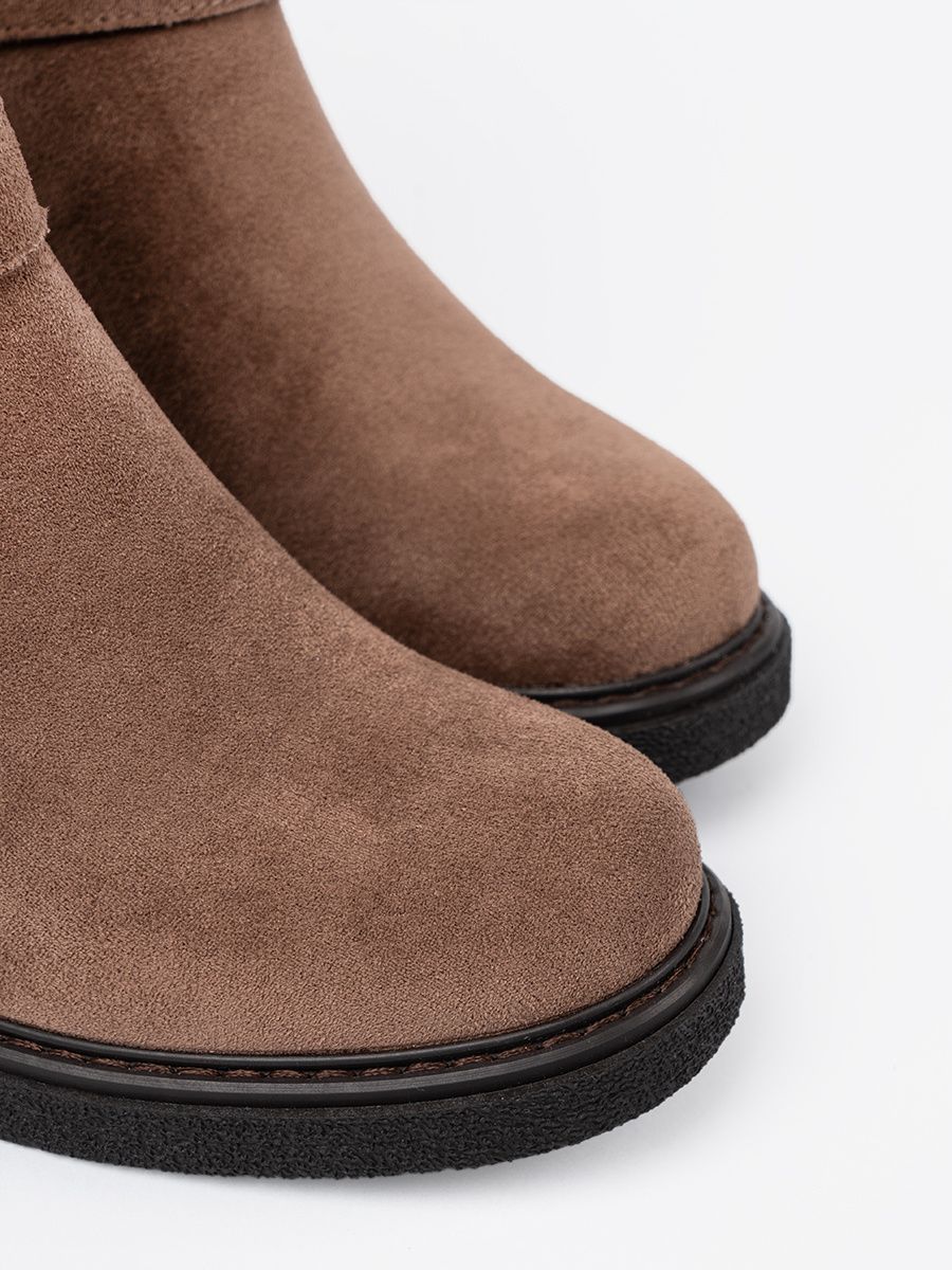 Stylové béžové kotníkové kozačky na stabilním podpatku