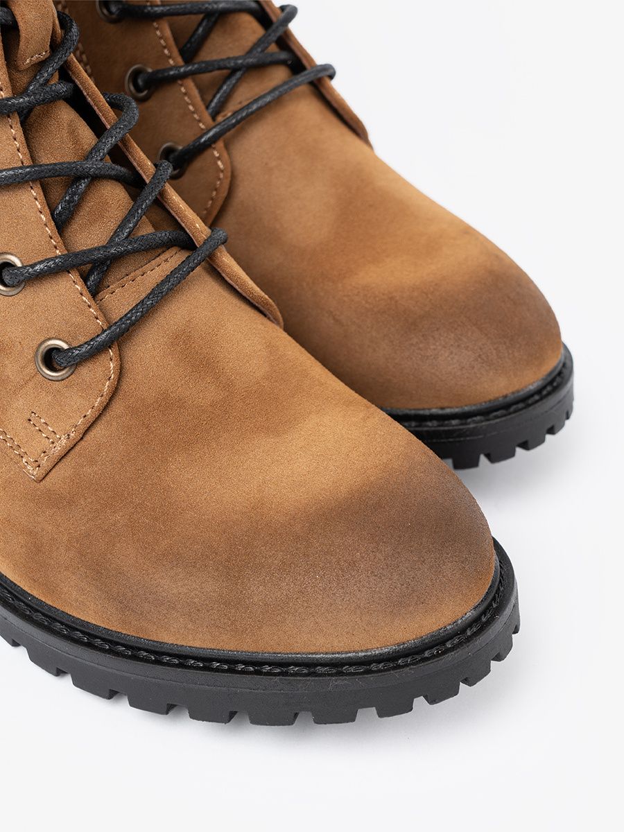 Šněrovací karamelové workery s efektem stínování na špičce