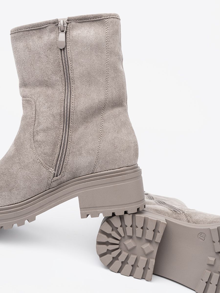 Pohodlné šedé kotníkové kozačky na masivní podrážce