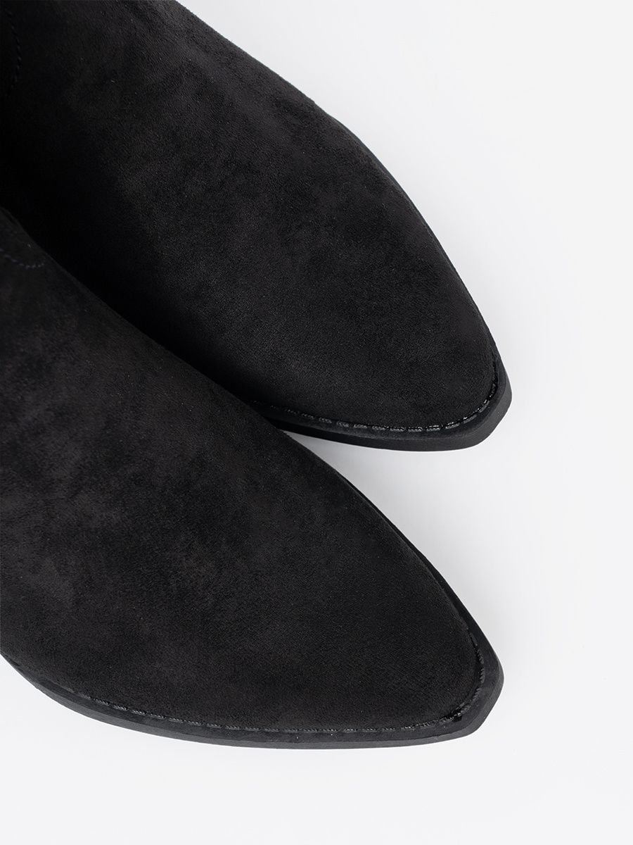 Černé kotníkové kozačky s klasickým střihem