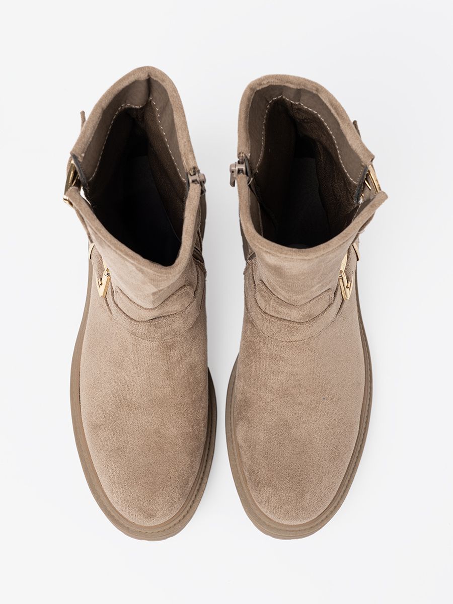 Tmavě béžové semišové kotníkové kozačky s ozdobnými přezkami