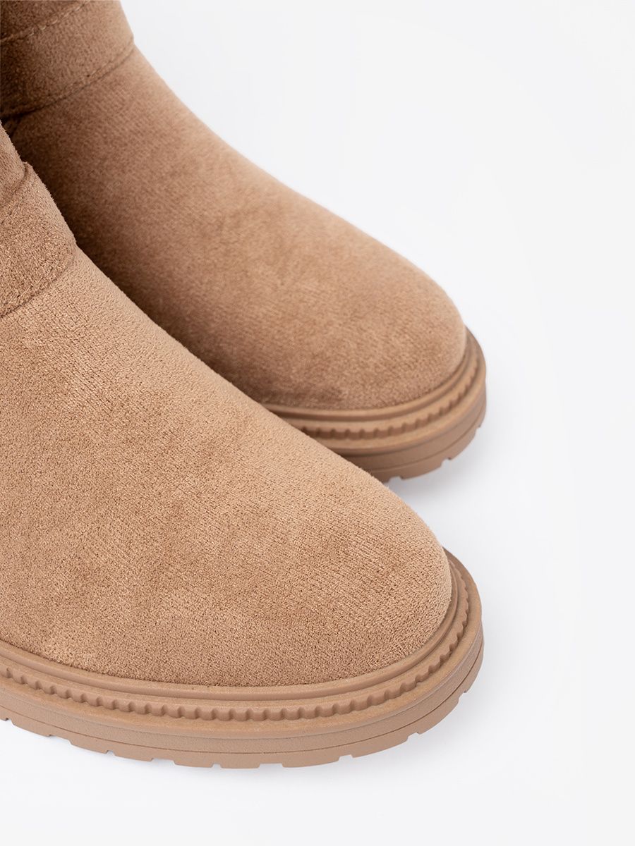 Karamelové kotníkové kozačky se zlatými ozdobnými přezkami