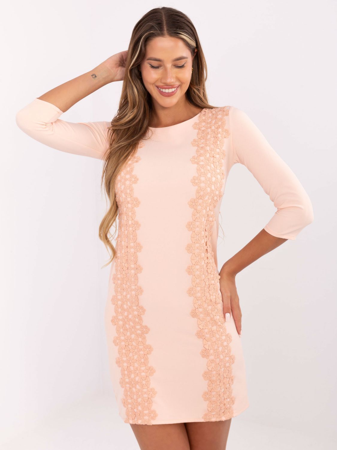 Broskvové koktejlové šaty