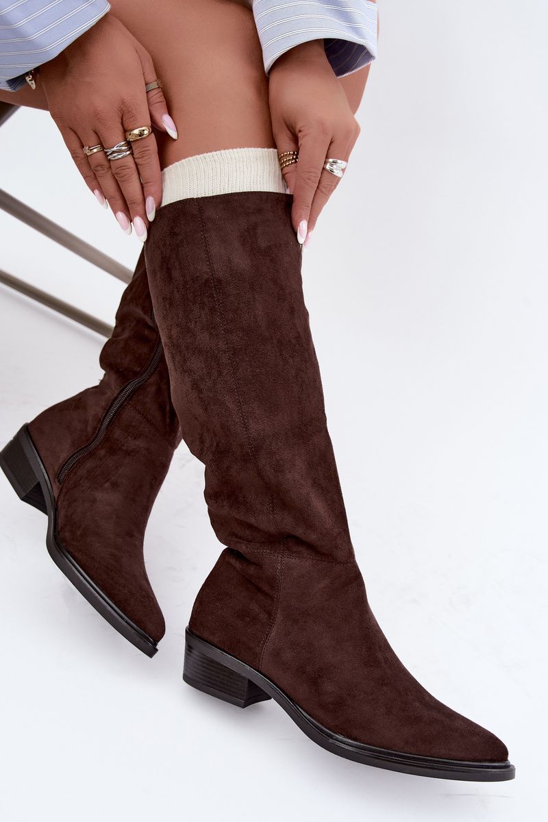 Zateplené hnědé semišové kozačky na nízkém podpatku