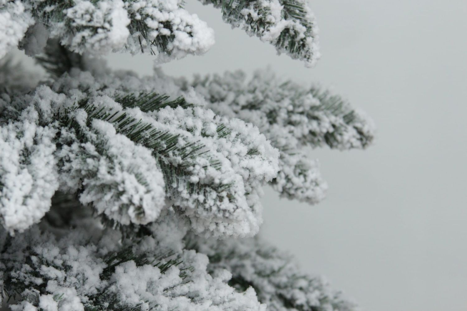 Umělý zasněžený stromek Smrk 220 cm