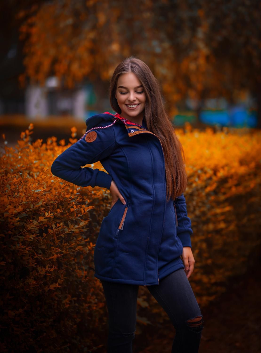 Černá mikina s kapucí v prodlouženém střihu