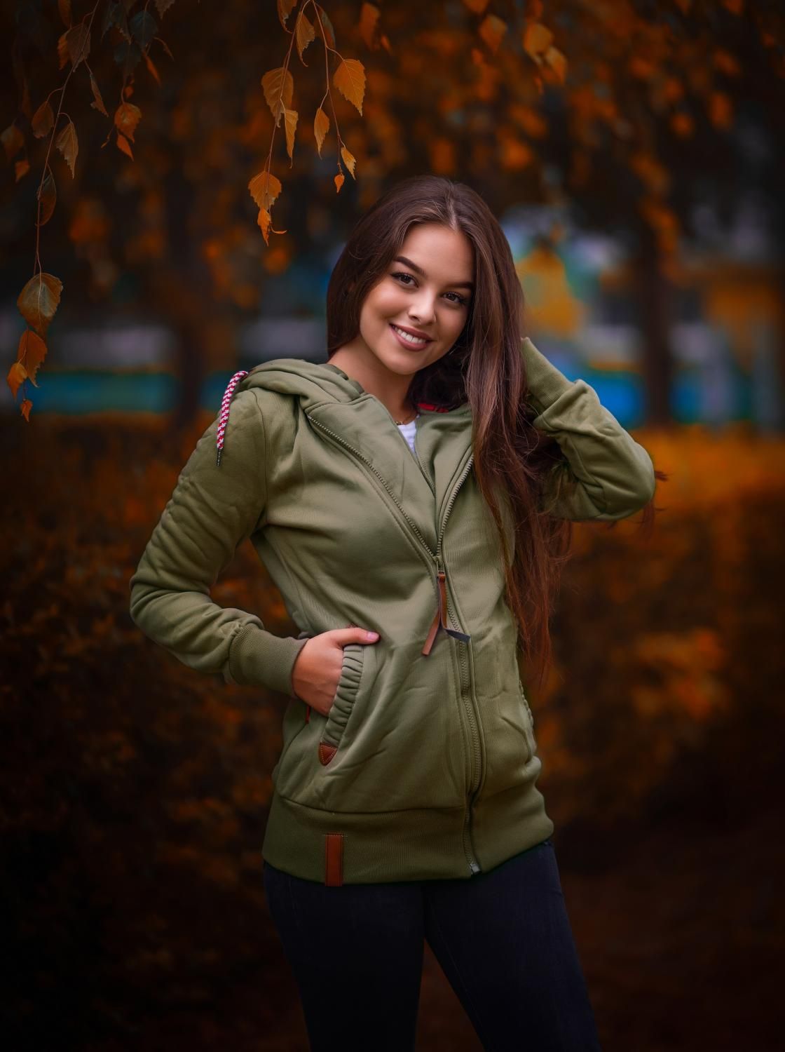 Žlutá mikina s károvanou podšívkou v kapuci