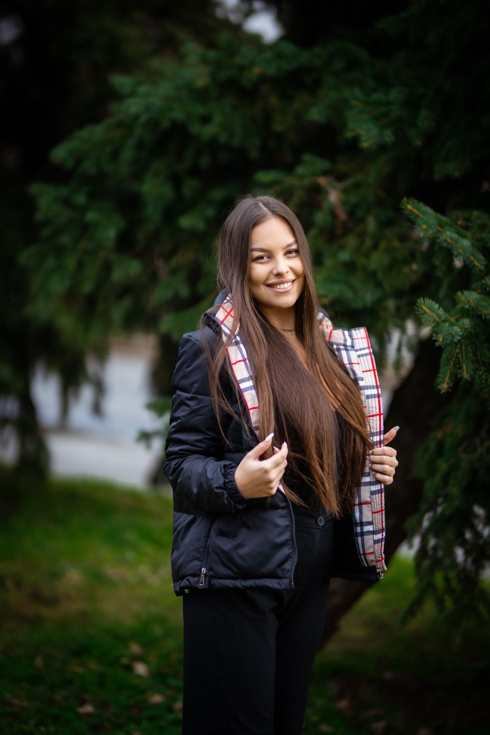 Bílá bunda s károvaným lemem