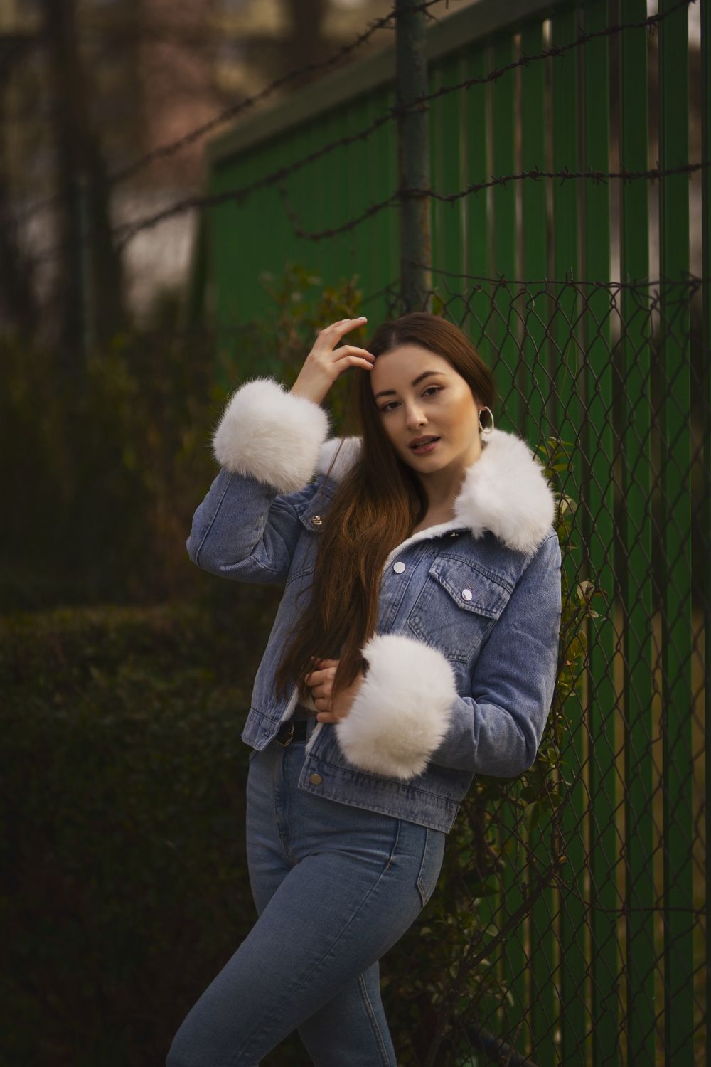 Šedá denimová bunda se šedou kožešinou