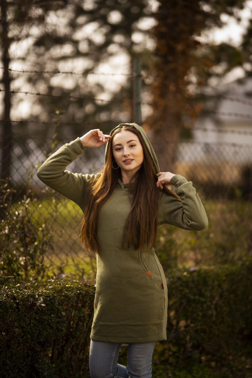 Mustard mikina ve slim střihu