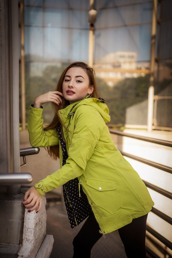 Světle zelená tečkovaná parka