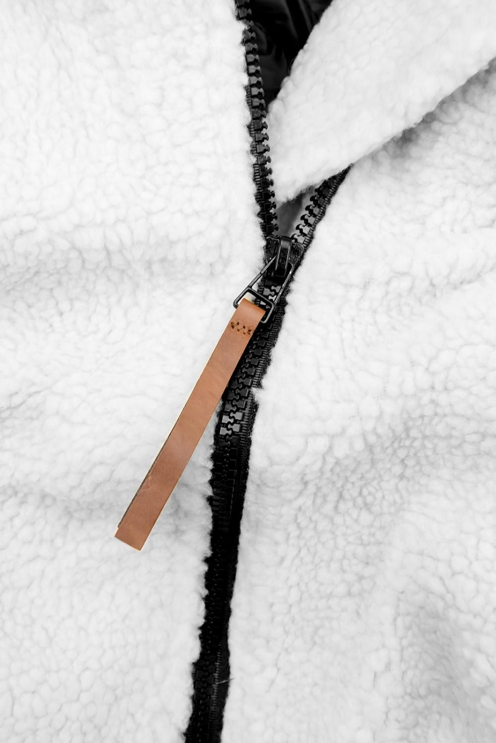 Bílo-černá zimní mikina