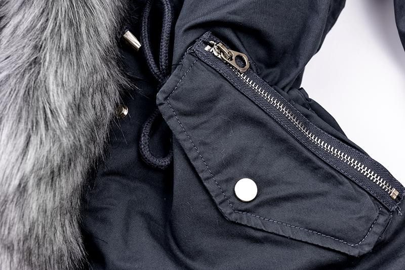 Šedá parka s kožešinovým lemem