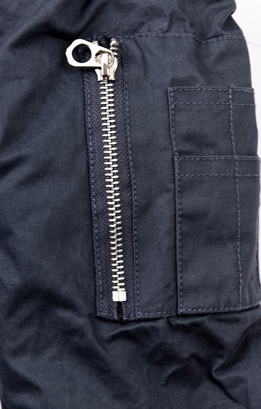 Šedá parka s kožešinovým lemem