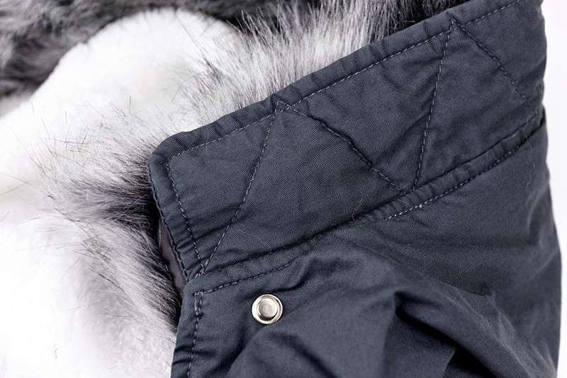 Šedá parka s kožešinovým lemem
