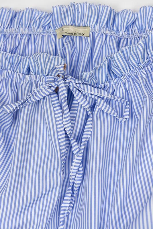 Svetlě modré pruhované off-shoulder šaty