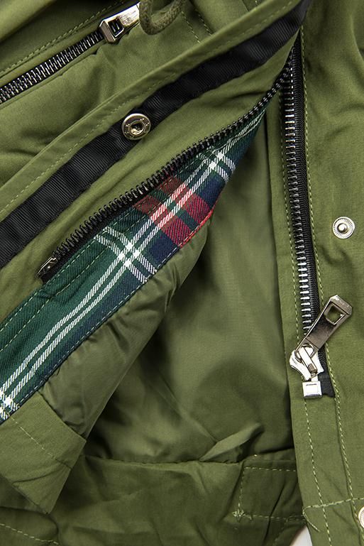 Zelená parka s károvanými detaily