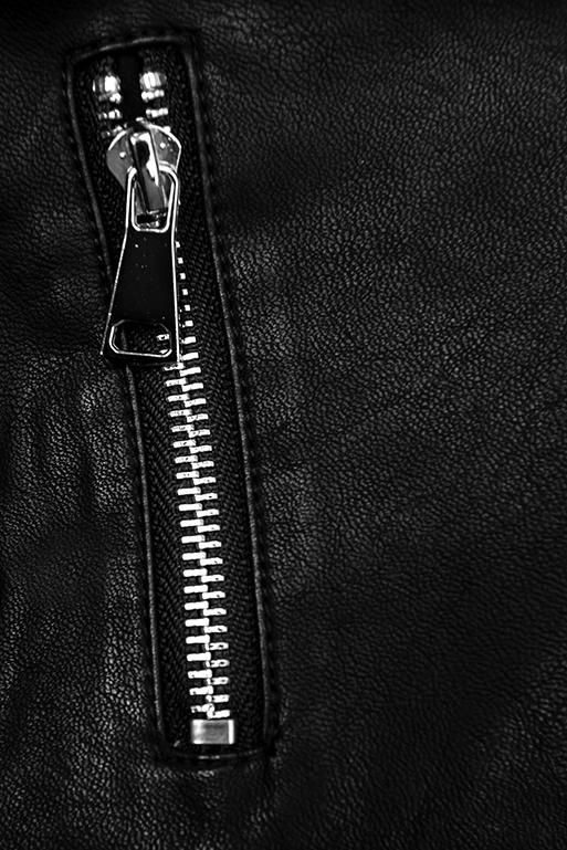 Černá koženková bunda se šikmým zipem