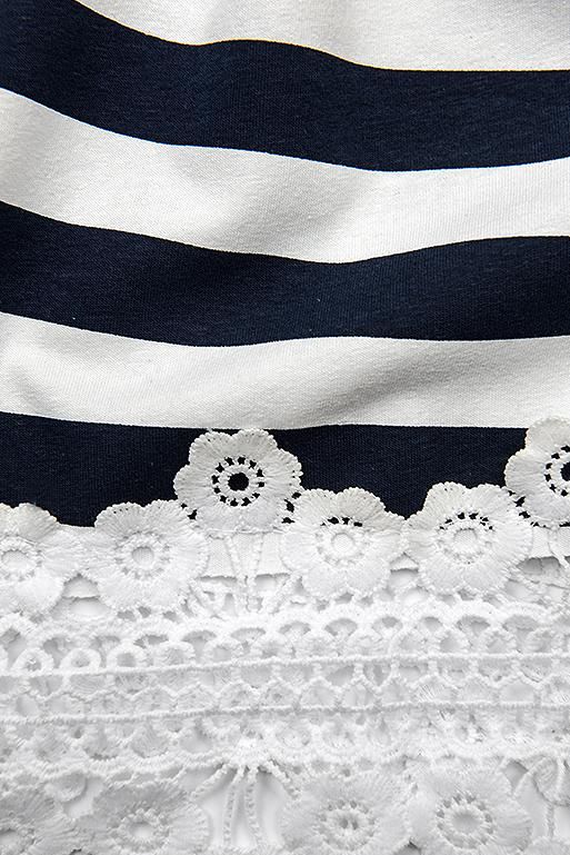 Modro-bílé pruhované šaty s krajkou I.