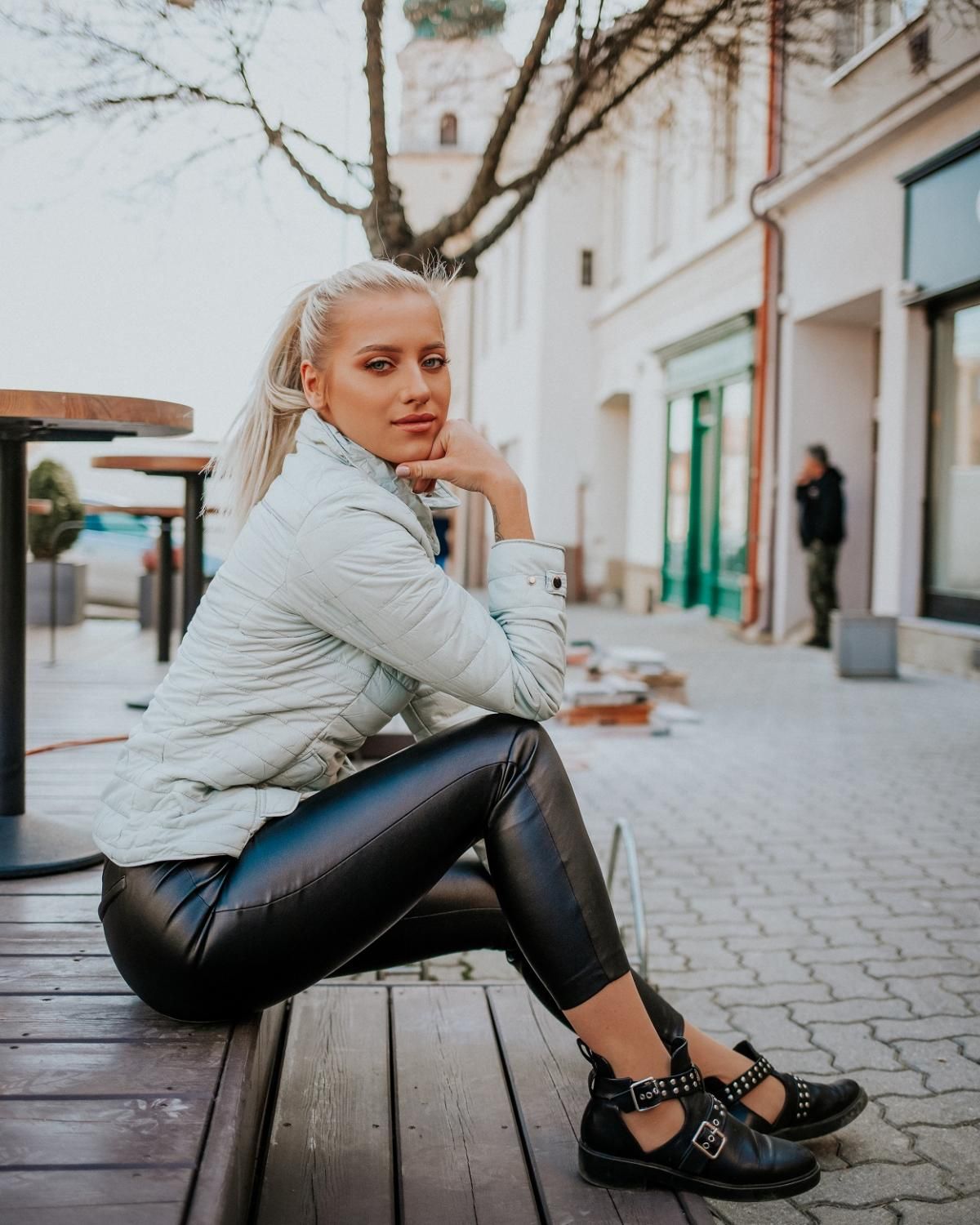 Žlutá prošívaná jarní bunda