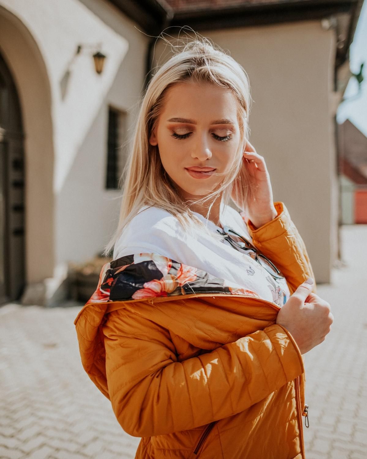 Červená bunda s květinovou podšívkou od LHD