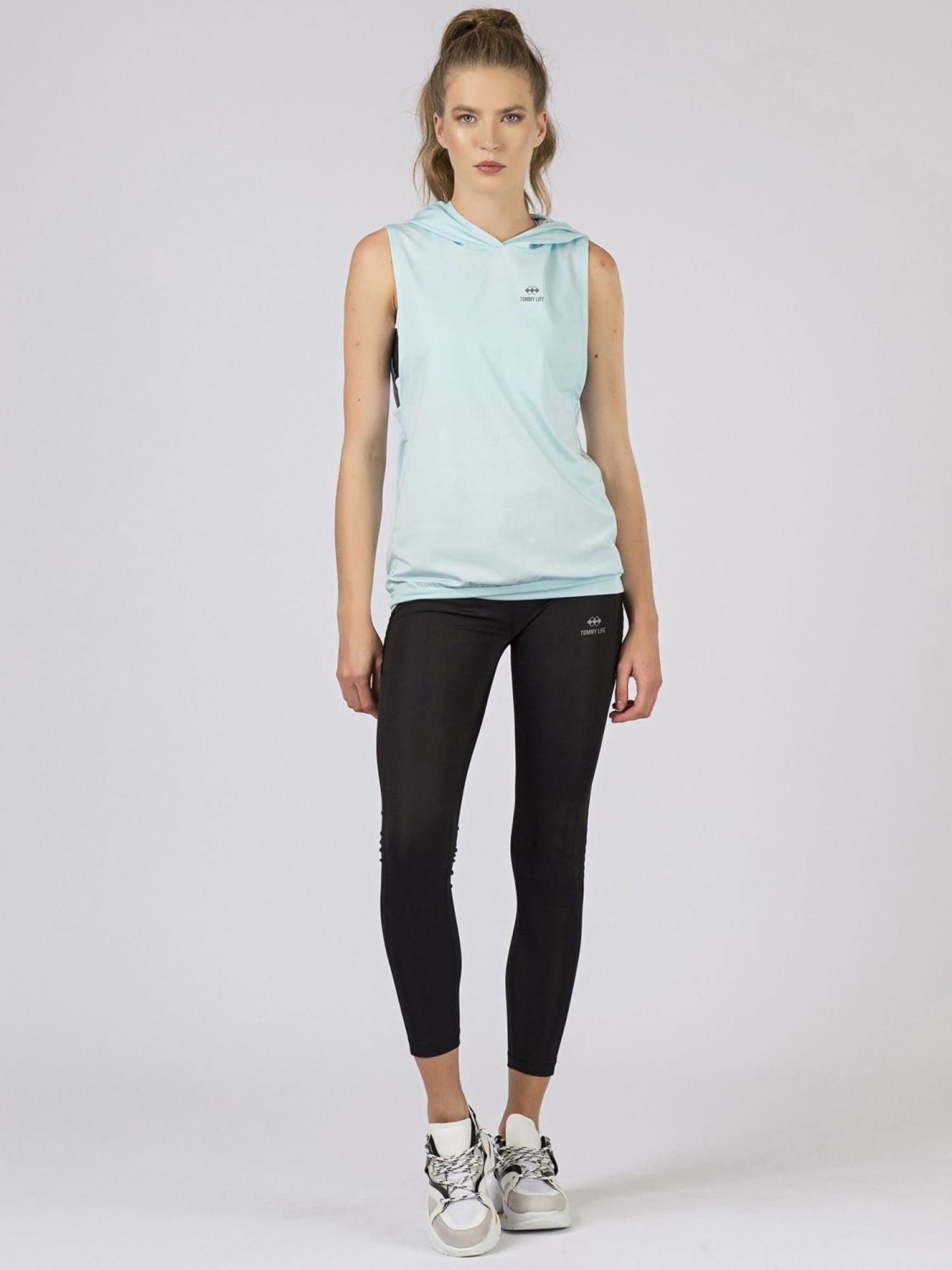 Světle modrá sportovní mikina TOMMY LIFE