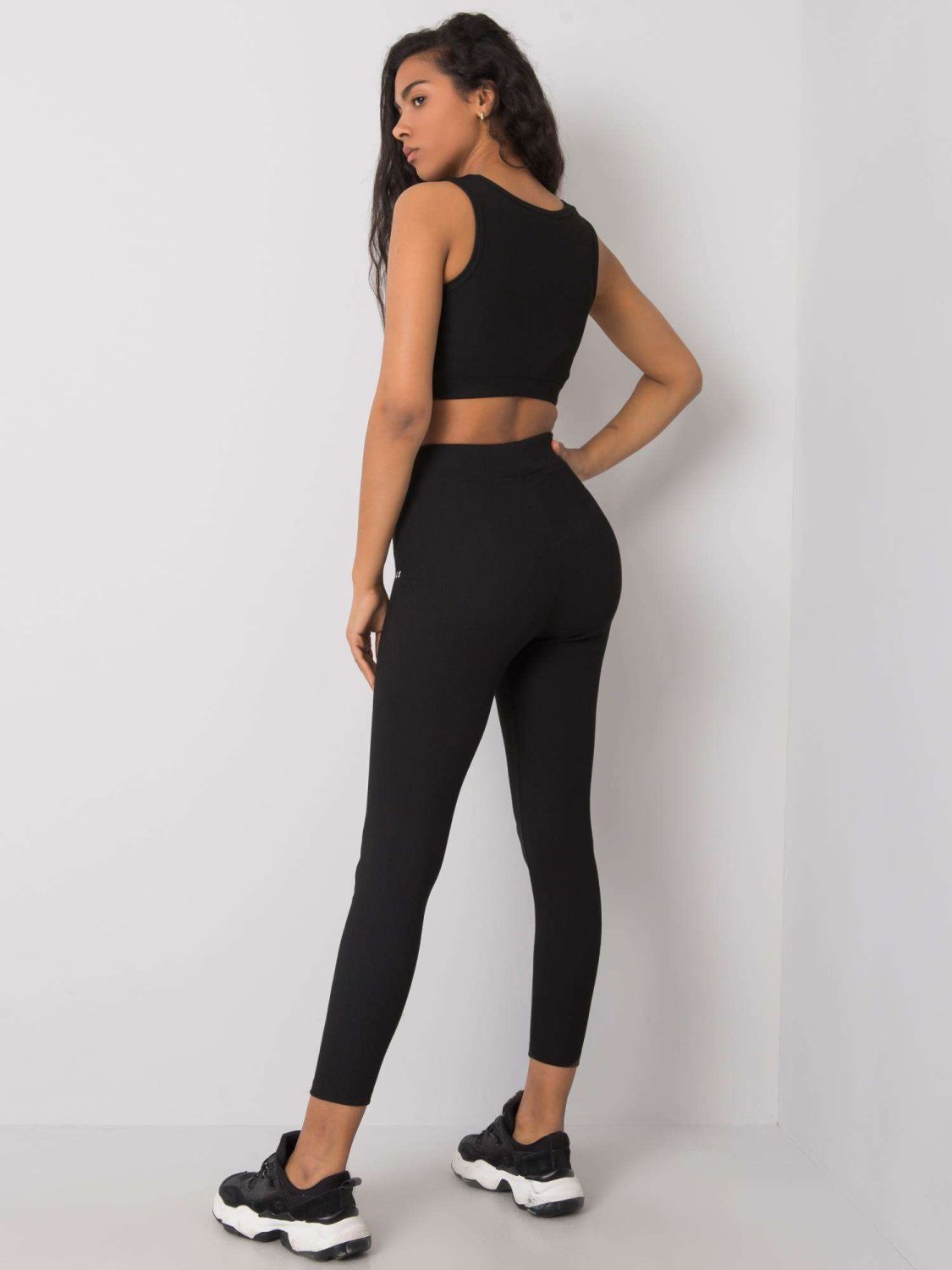 Černý pruhovaný sportovní komplet