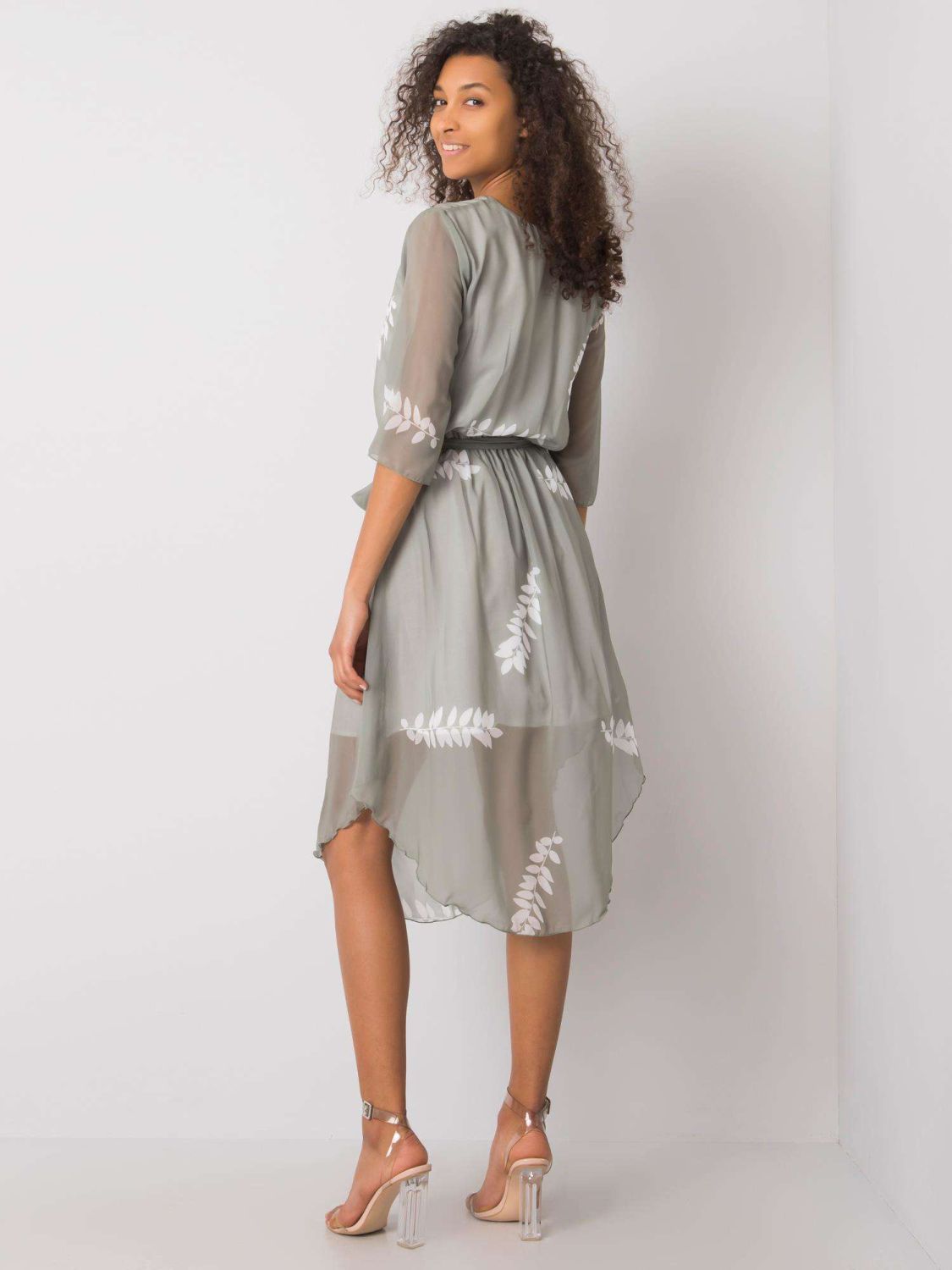 Šedozelené šaty s rostlinným motivem