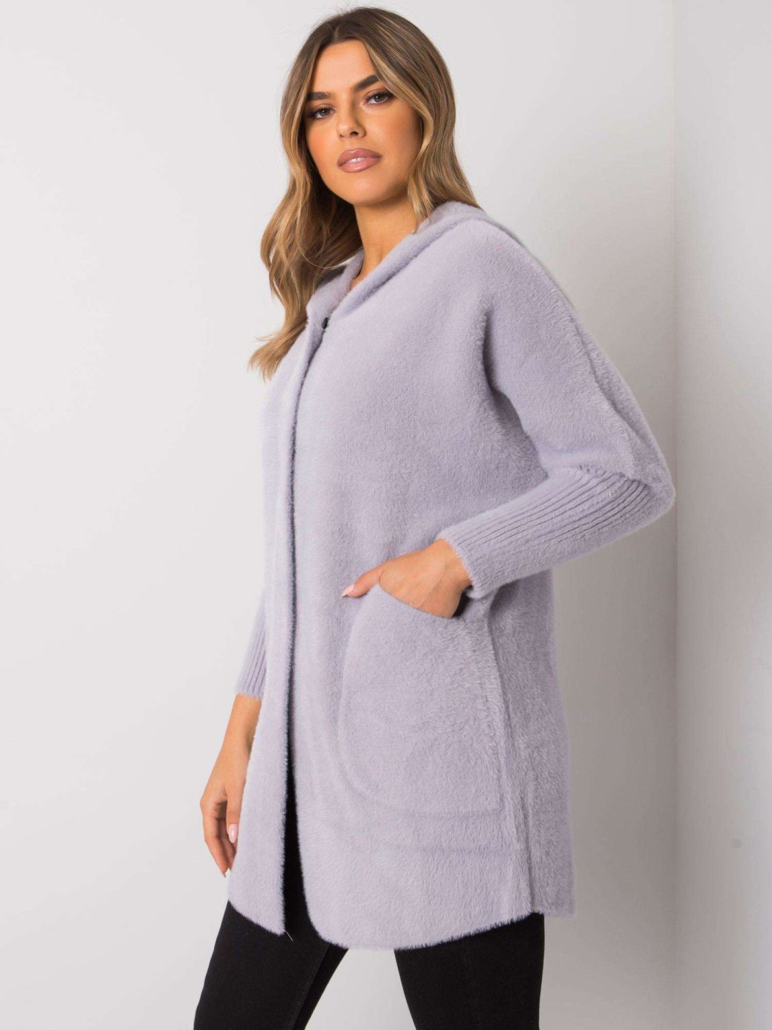 Světle šedý kabát z alpaky s kapucí