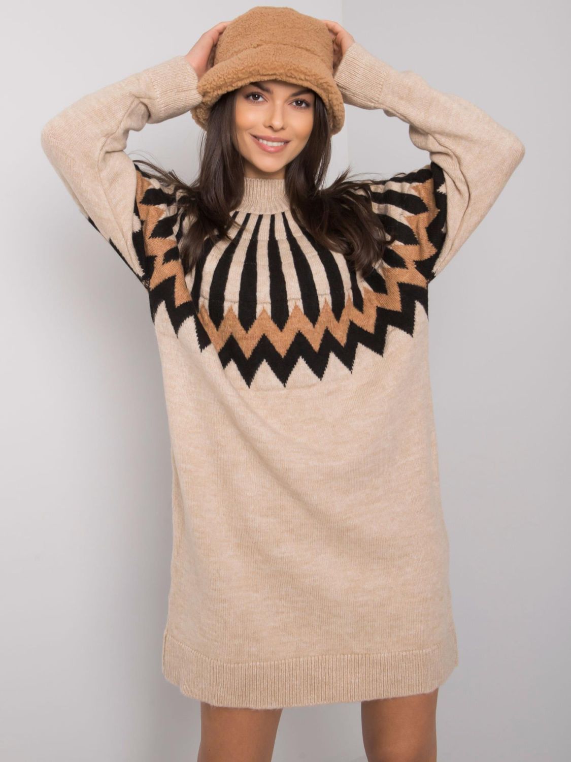 Béžové pletené šaty se vzorem