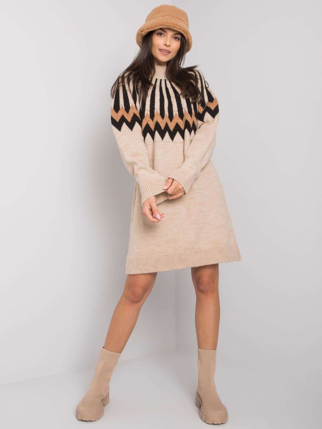 Béžové pletené šaty se vzorem