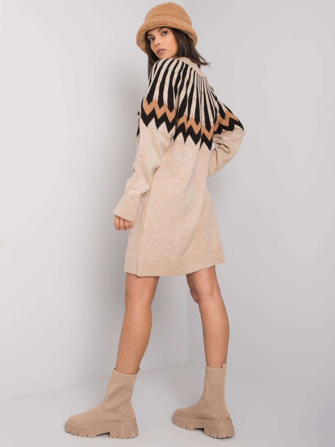 Béžové pletené šaty se vzorem