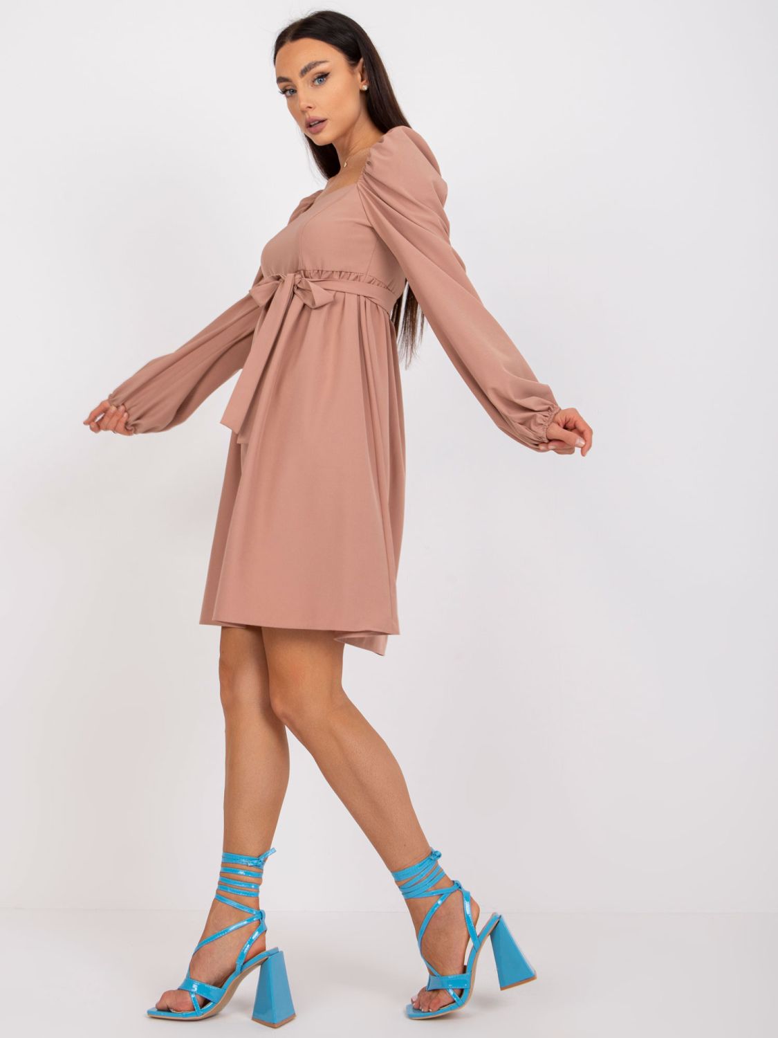 Béžové šaty s dlouhým rukávem