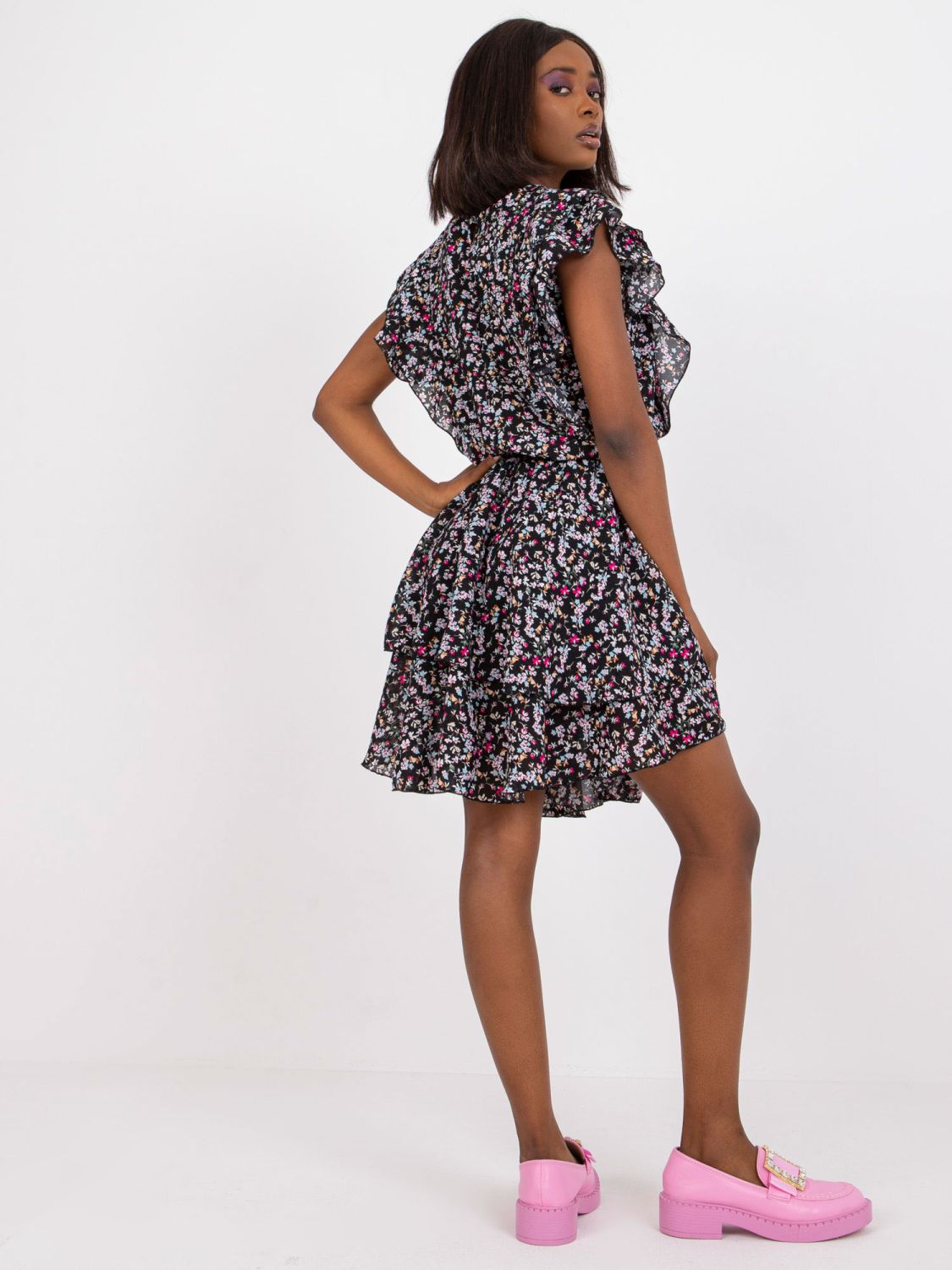 Květinové černé šaty