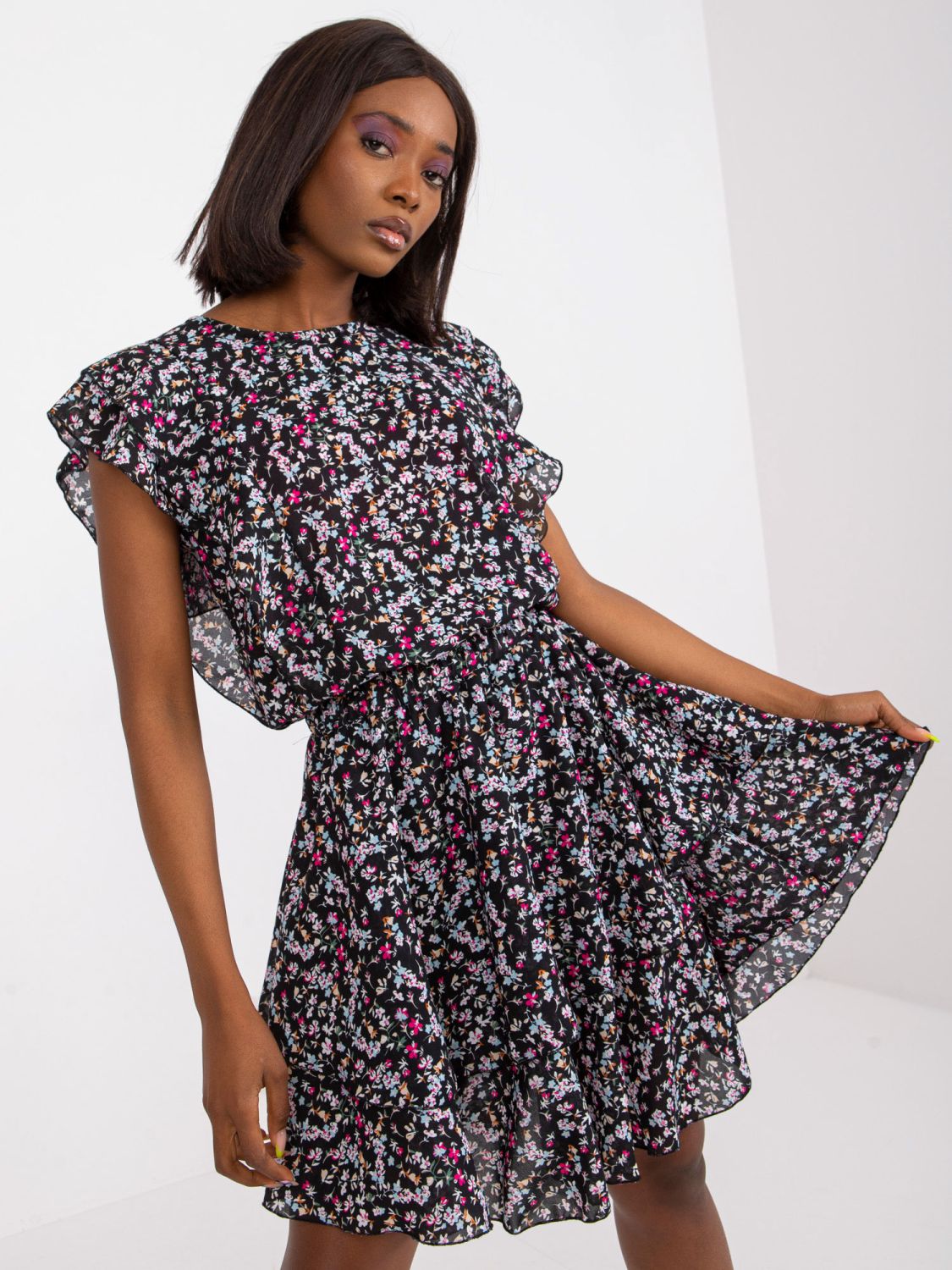 Květinové černé šaty