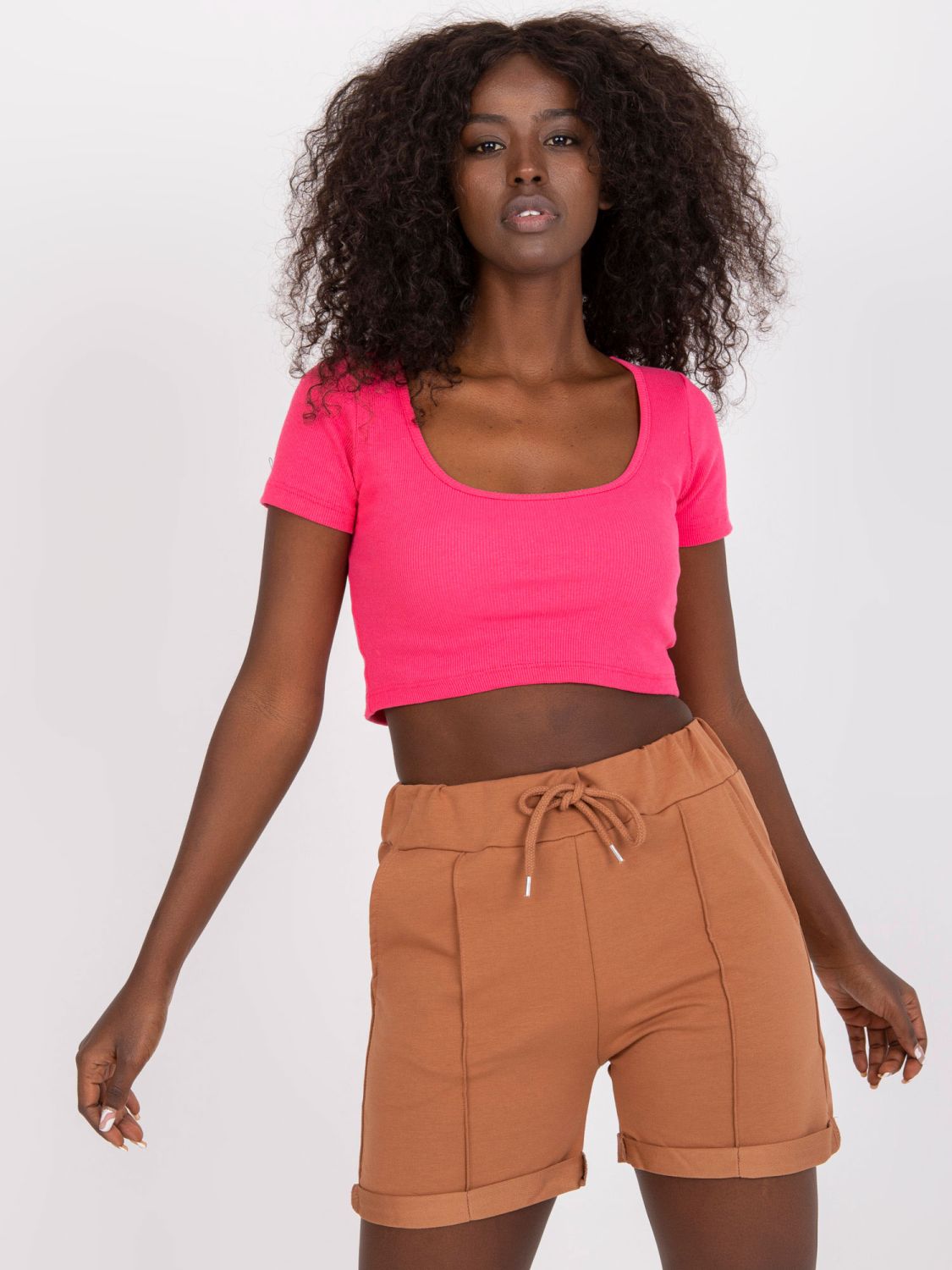 Sportovní šortky v hnědé barvě