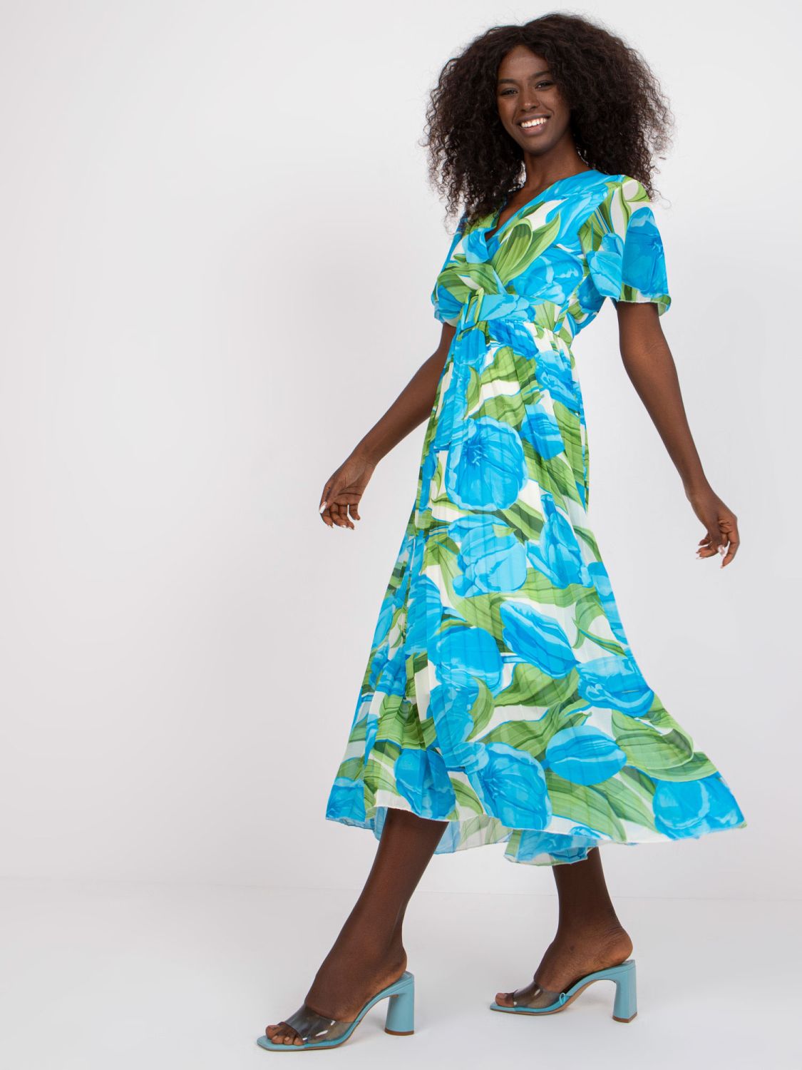 Květinové midi šaty v azurově modré barvě