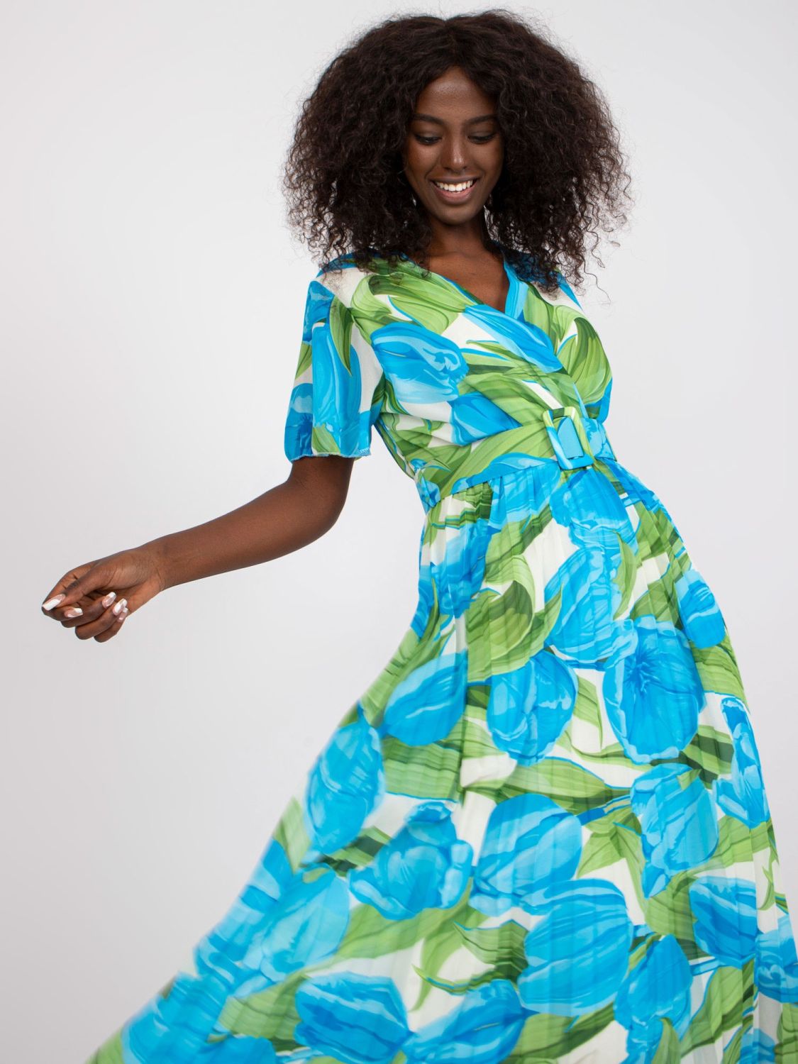 Květinové midi šaty v azurově modré barvě